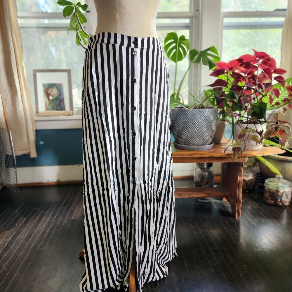NWT Hot Topic skirt L